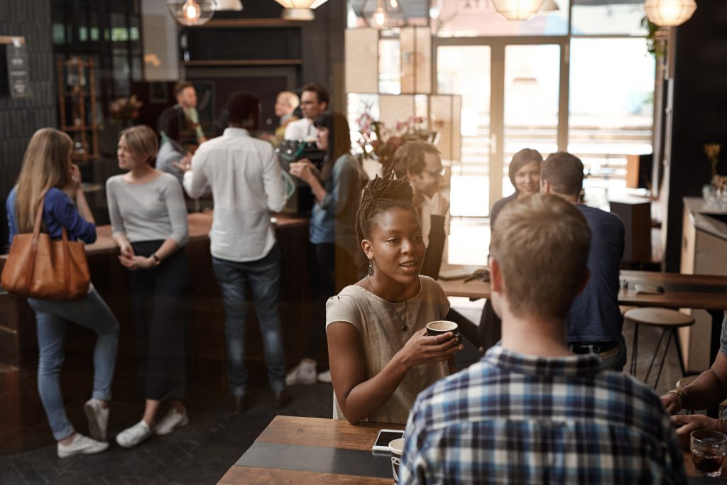 Amis entrain de profiter au sein d'un coffee shop