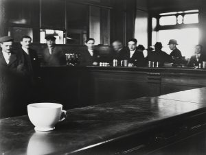 coffee shop en noir et blanc